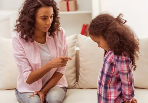 Mujer culpando a su hija sobre las notas