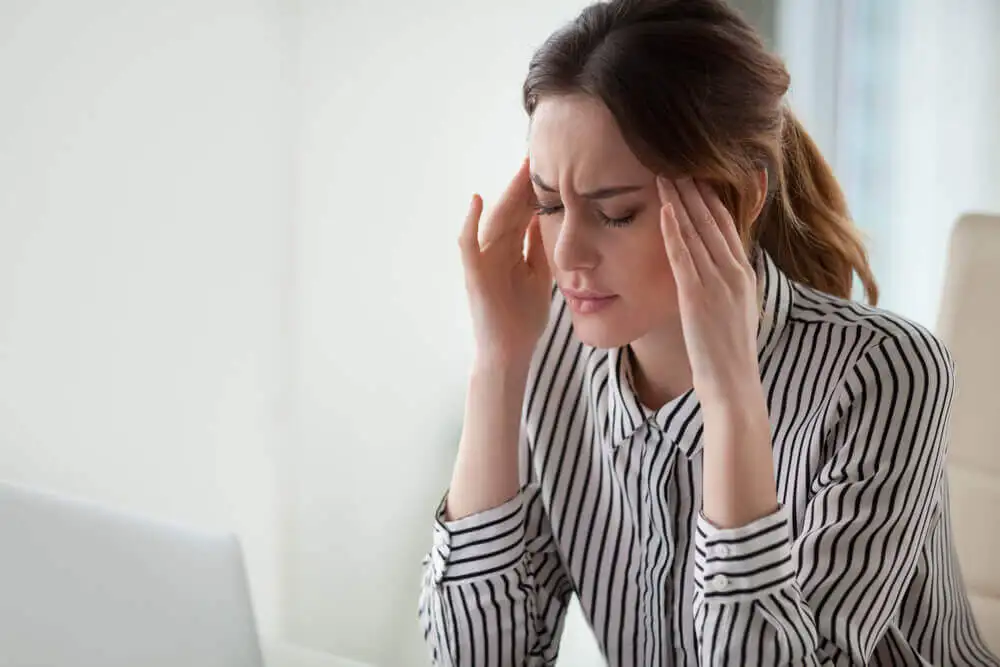 Estudiante con dolor de cabeza por educación virtual.