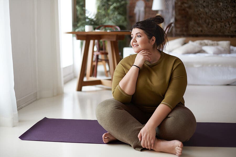 Mujer obesa haciendo yoga