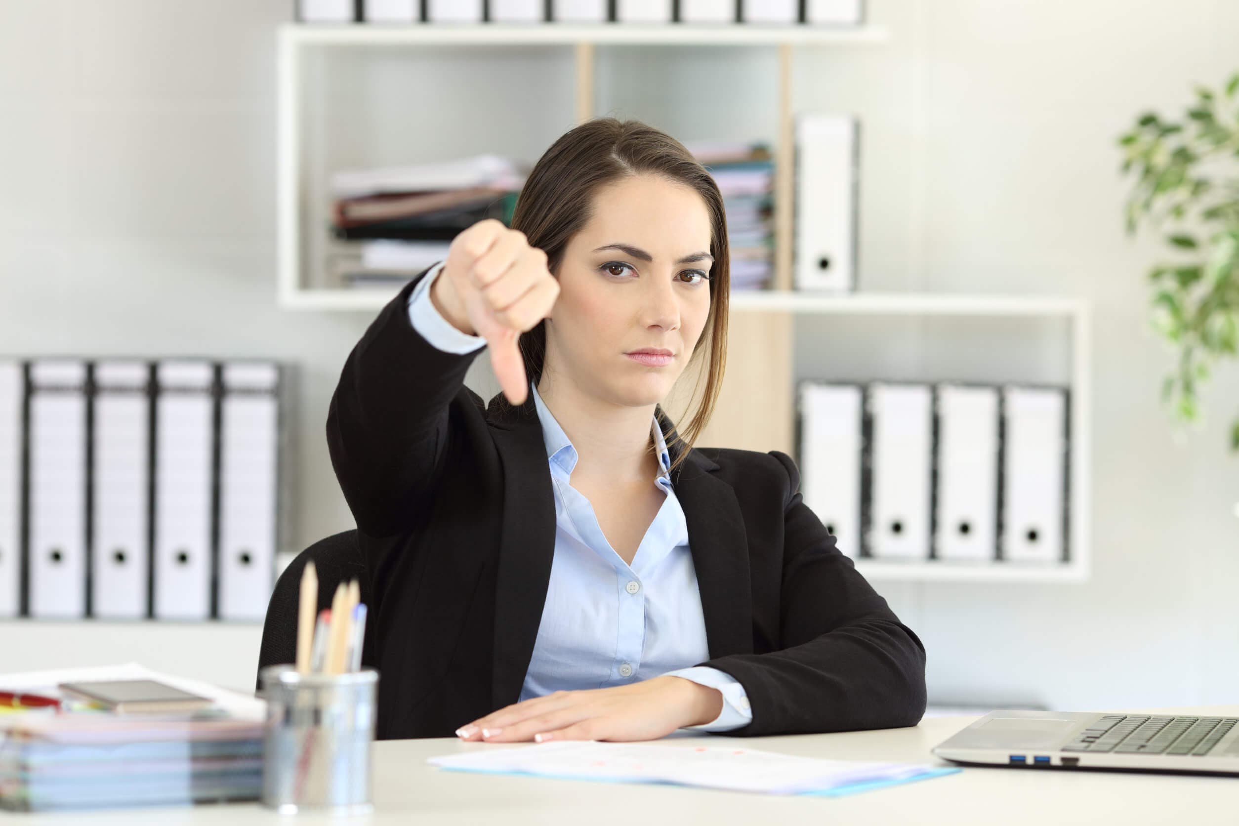 Mulher incomodada no trabalho
