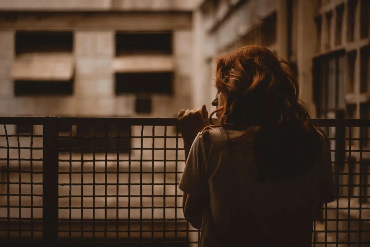 Mujer detrás de una reja
