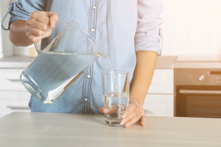 7 síntomas de que no bebes suficiente agua