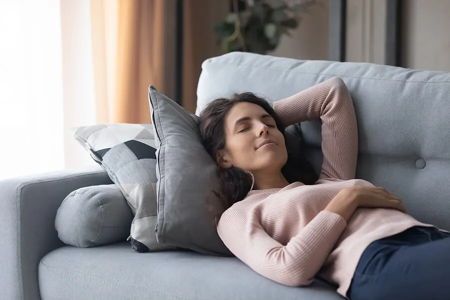 Mujer tomando siesta en el sofá.