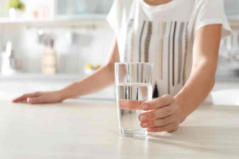 8 señales de que debes tomar agua inmediatamente
