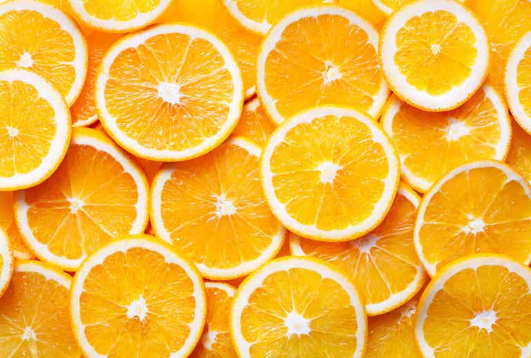Naranjas cortadas por la mitad.