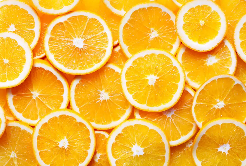 Naranjas cortadas por la mitad.