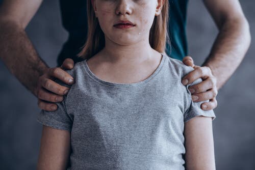Padre con las manos sobre los hombros de su hija