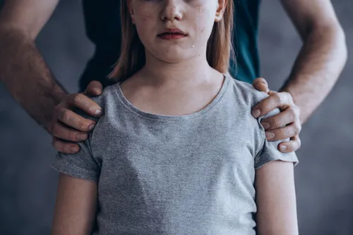 Padre con las manos sobre los hombros de su hija