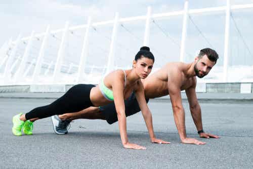 6 ejercicios en pareja que se pueden hacer al aire libre