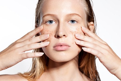 Exfoliante de almendra, manzanilla y lavanda para pieles sensibles