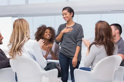 Grupo de personas en terapia