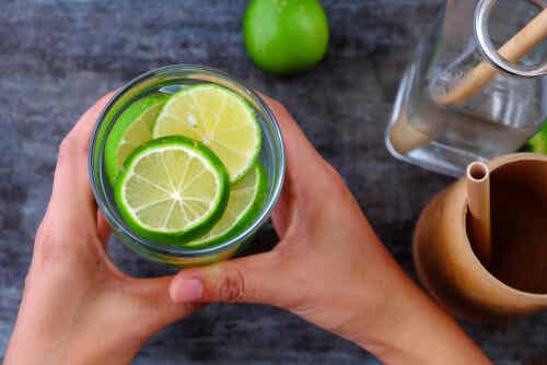 ¿Agua con limón para desintoxicar el hígado?