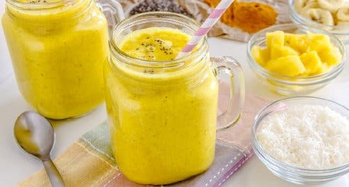Delicioso batido de plátano y cúrcuma