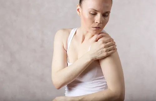 Mujer con dolor en la articulación