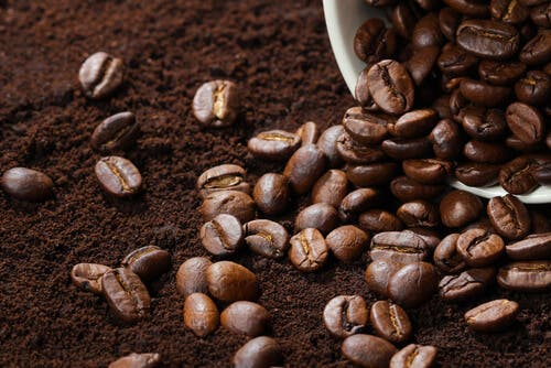 La cafeína es un remedio muy efectivo para paliar la hinchazón en los ojos.