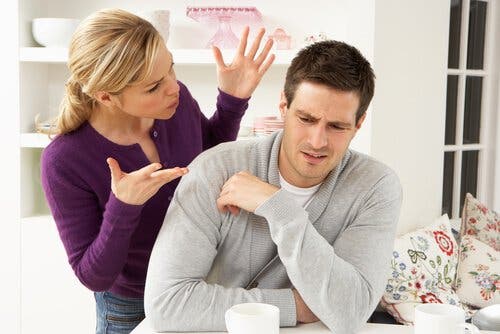 Mujer-hablando-a-su-marido-mientras-este-se-calla