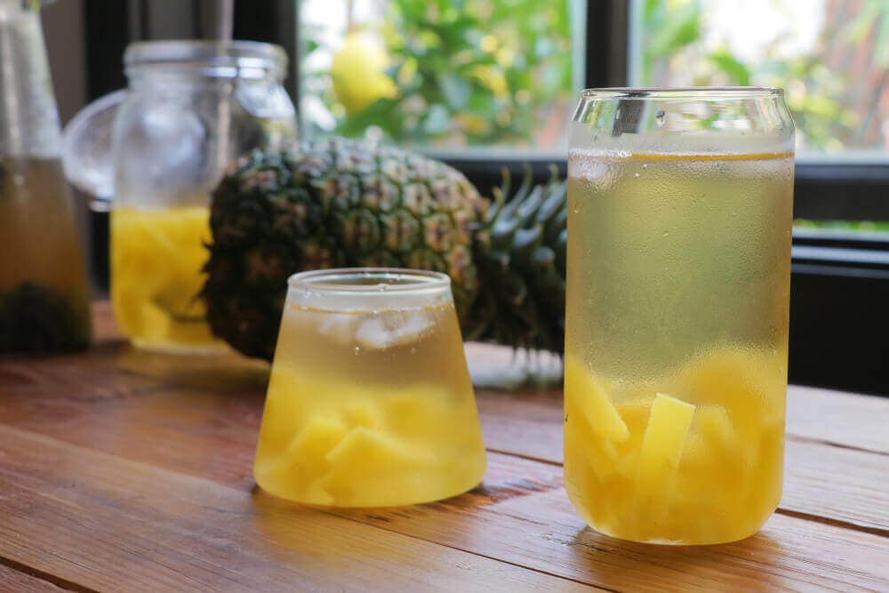 Agua de piña en vasos.