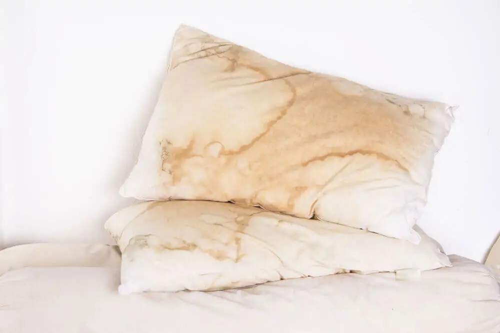 Almohada sucia por el uso.