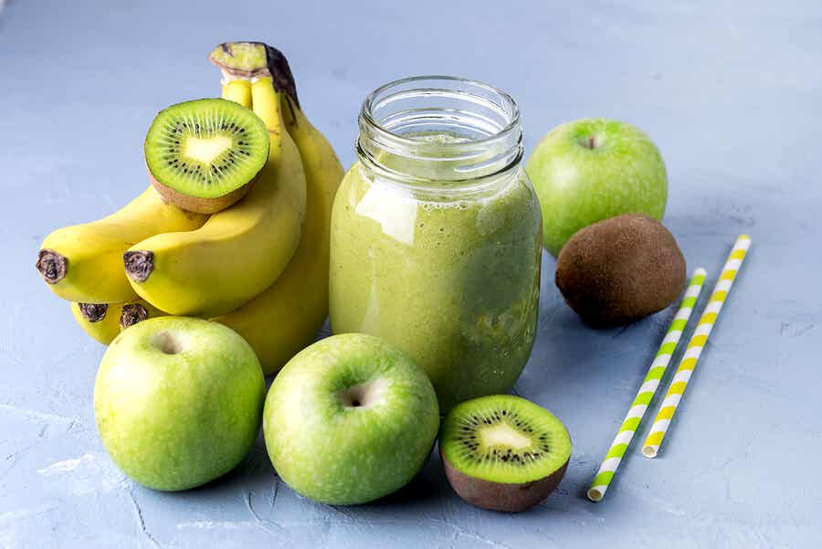 Batido de banana, kiwi y manzana, uno de los 5 zumos naturales para regular los niveles de azúcar en la sangre.