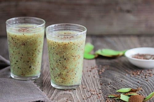 Licuado de manzana, linaza y ajo para las varices