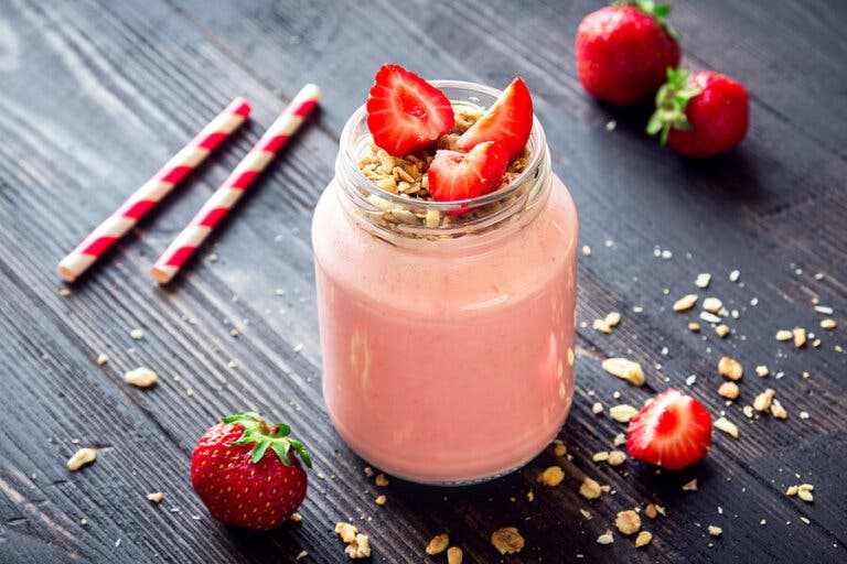 Batido adelgazante y saludable de fresa, avena y jengibre
