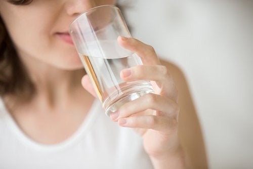 Beber muita água para melhorar a saúde digestiva