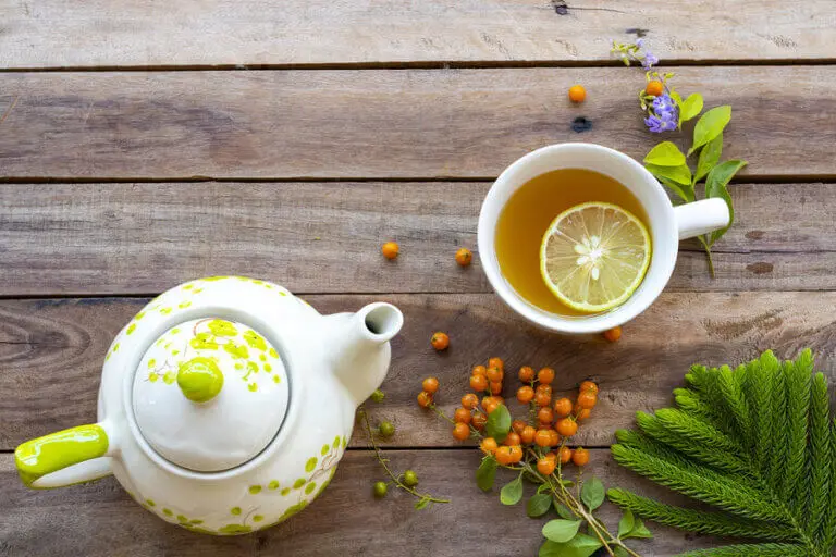 ¿Se puede dormir mejor bebiendo agua con limón?