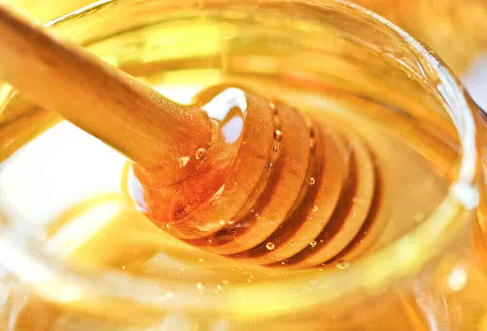 Holzlöffel mit Honig