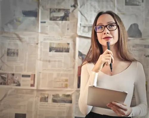 Donna cerca l'ispirazione.