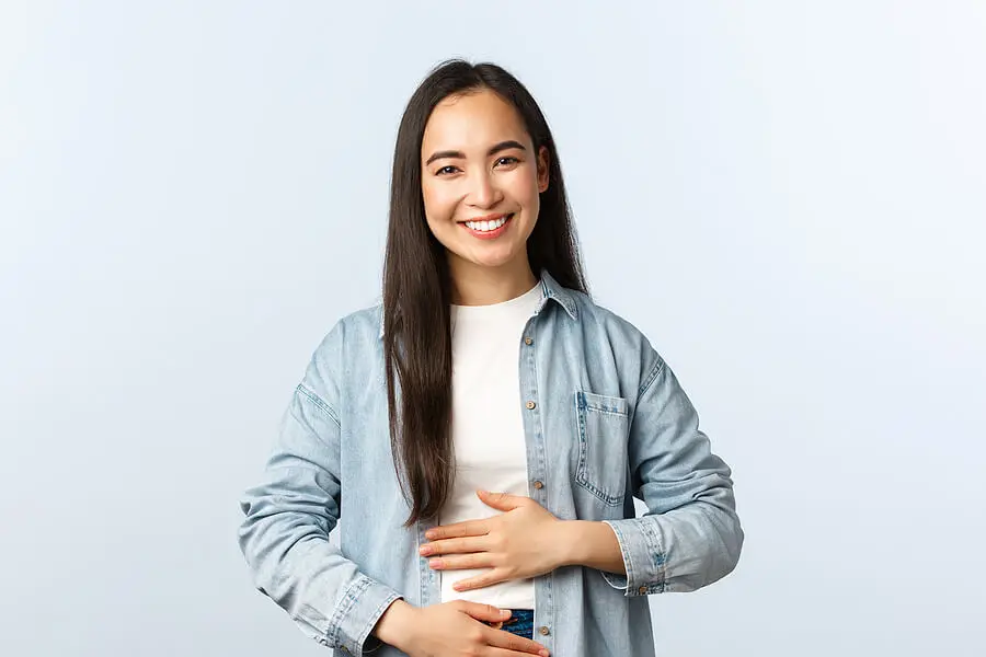 Chica satisfecha después de comer