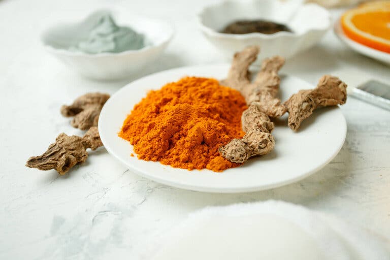 Arcilla blanca y cúrcuma para calmar picores de la piel