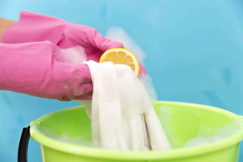 Du kannst Sonnencreme-Flecken mit Zitrone entfernen