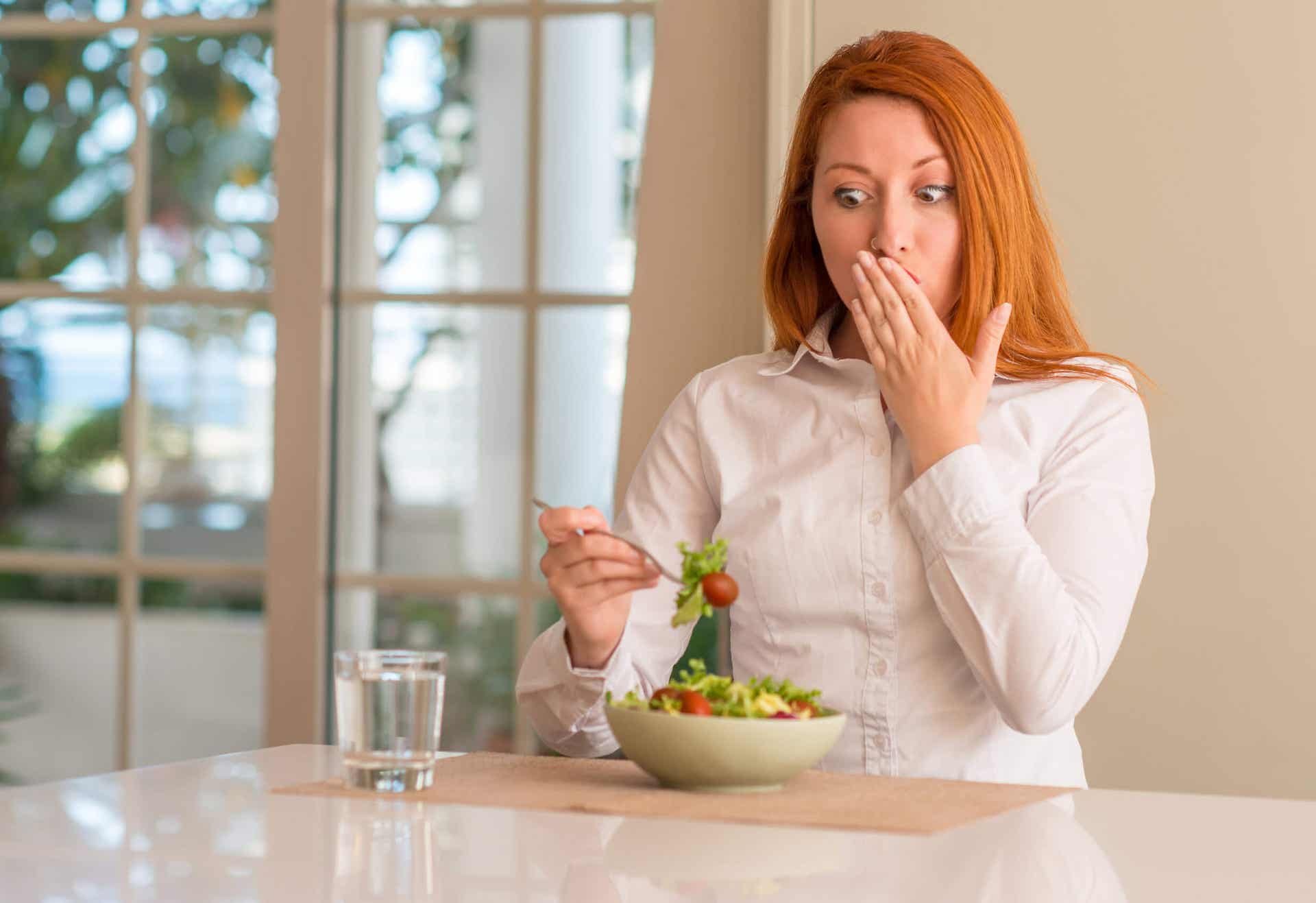 ProLon-Diät - Frau isst einen Salat