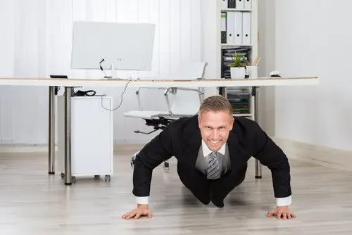 Flexões no escritório.