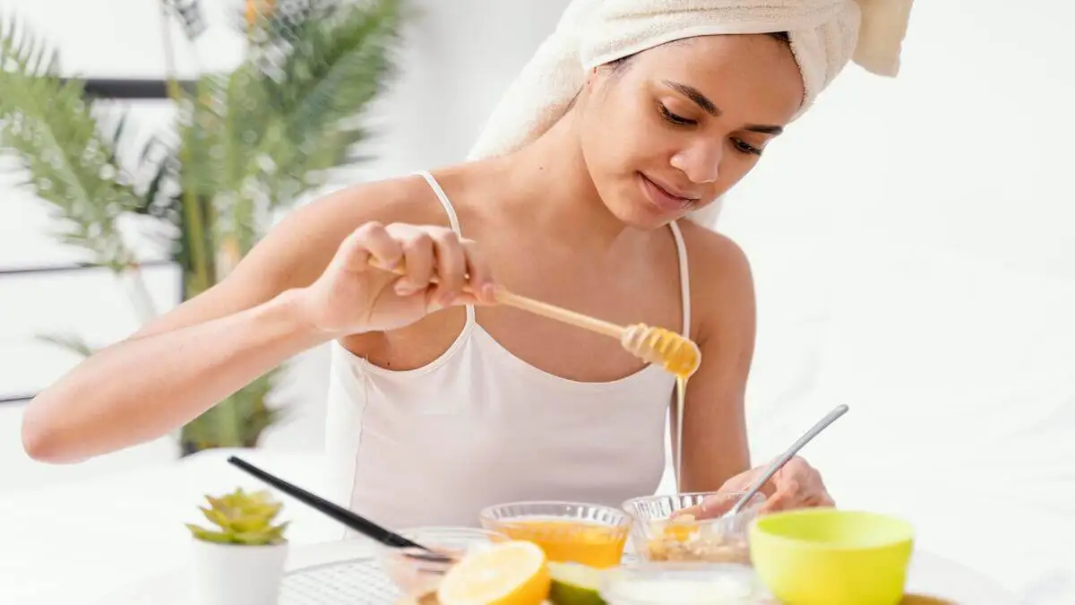 Mujer prepara mascarilla para piel grasa.