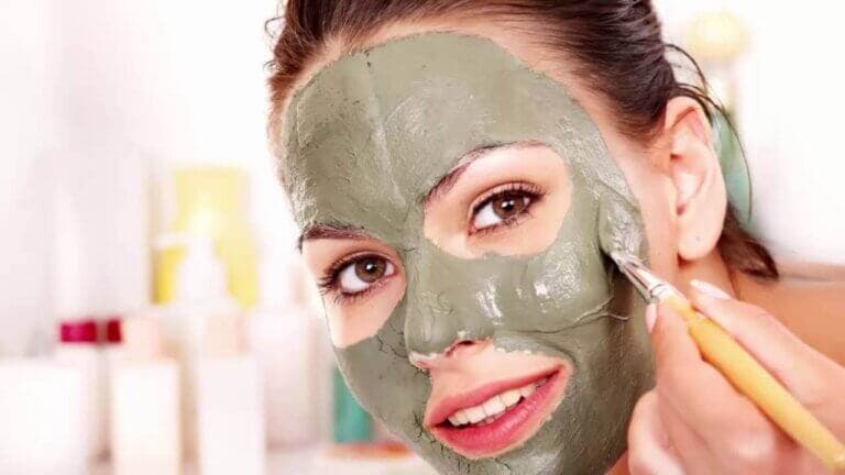 Mascarilla verde para eliminar los puntos negros, las espinillas y las manchas