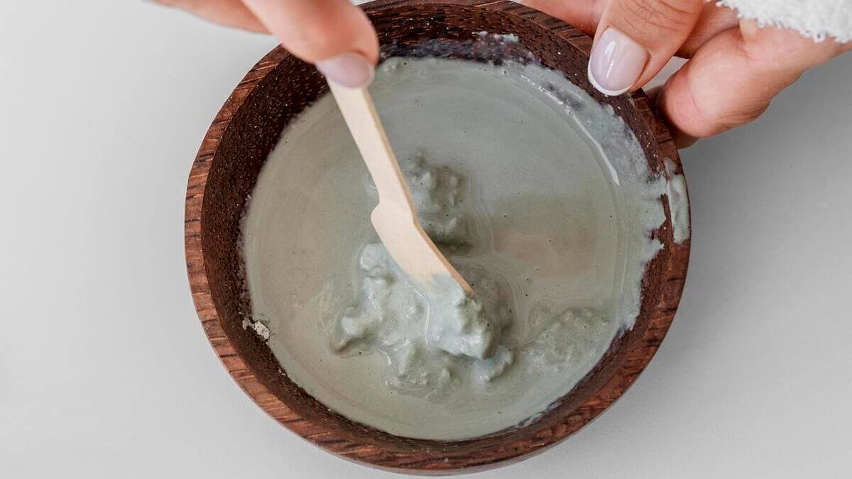Mezcla de una mascarilla de arcilla.