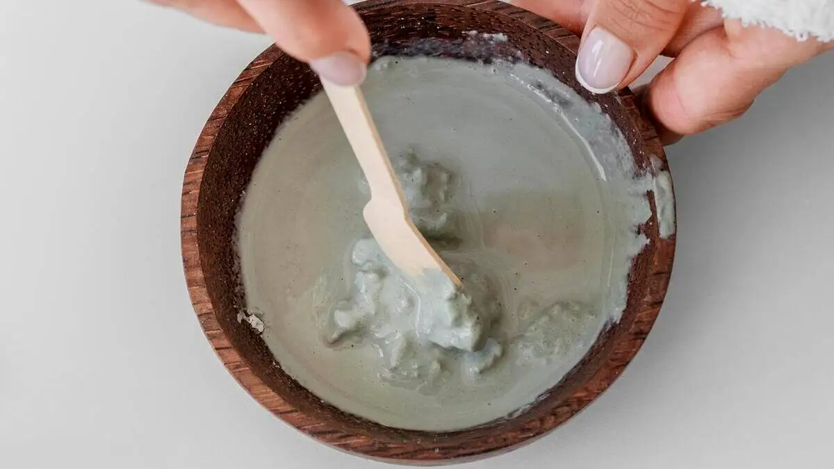 Mezcla de una mascarilla de arcilla.