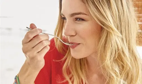 Mulher comendo com calma