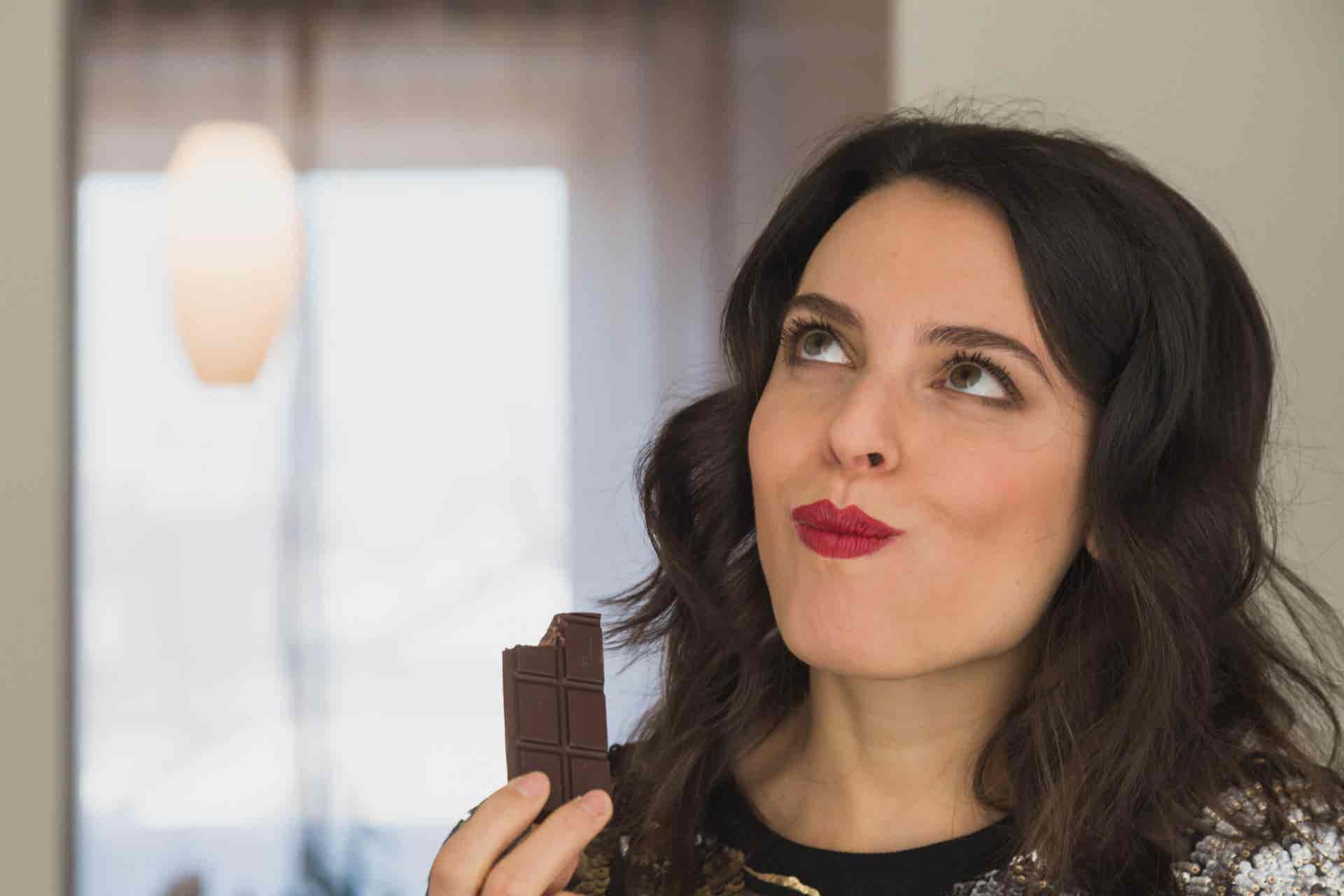 La femme mange du chocolat.
