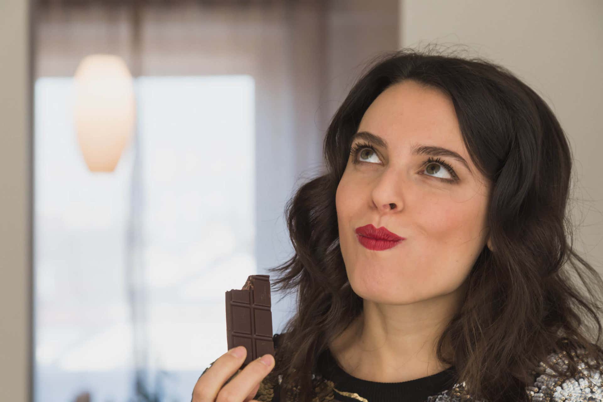 Une femme mange du chocolat.