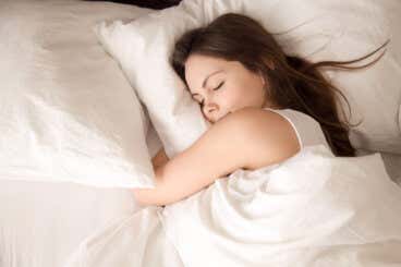 8 alimentos para aumentar la melatonina y mejorar la calidad de sueño