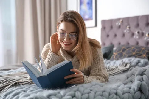 Mujer leyendo un libro