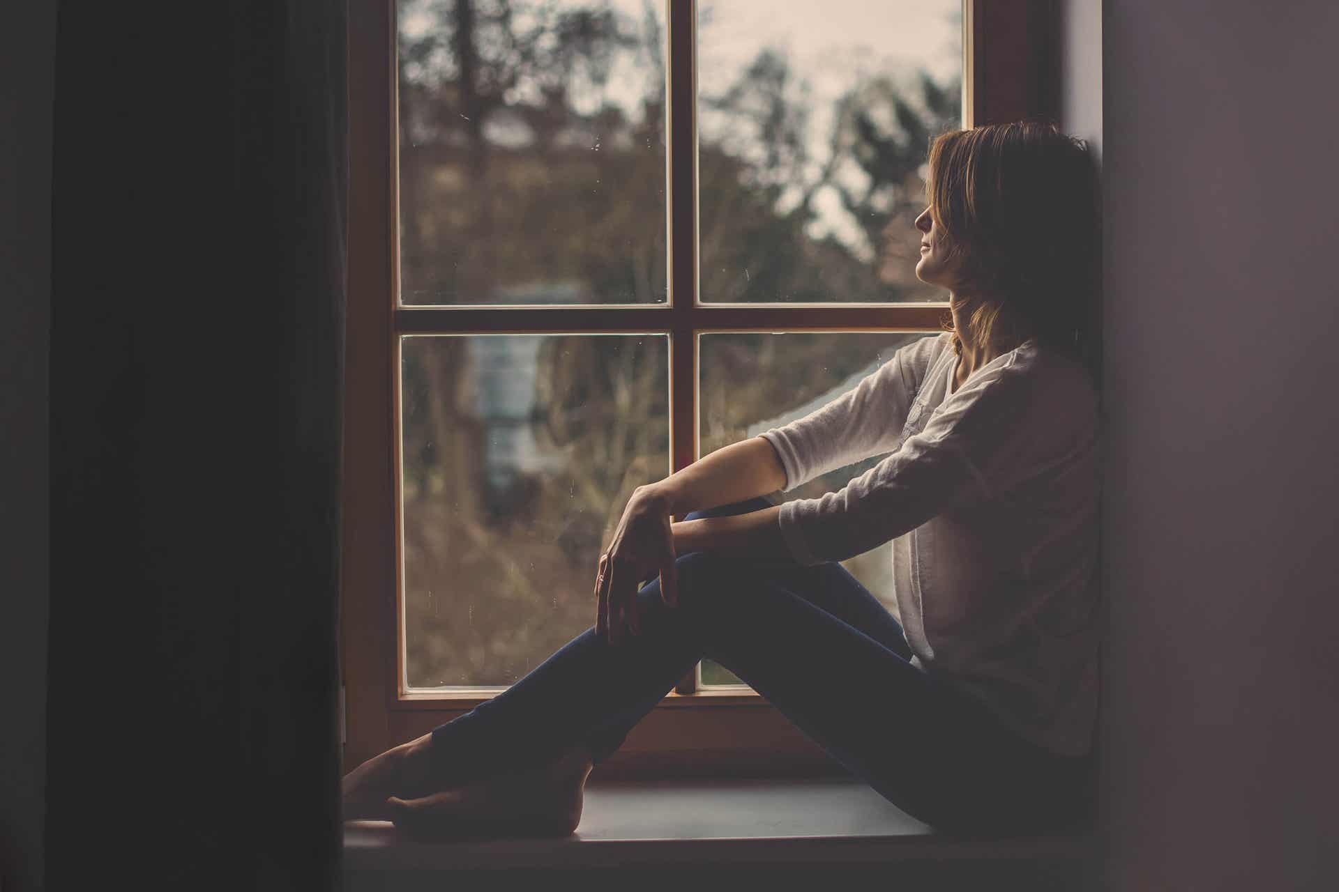 Sexuelle Identität - Frau sitzt auf einer Fensterbank
