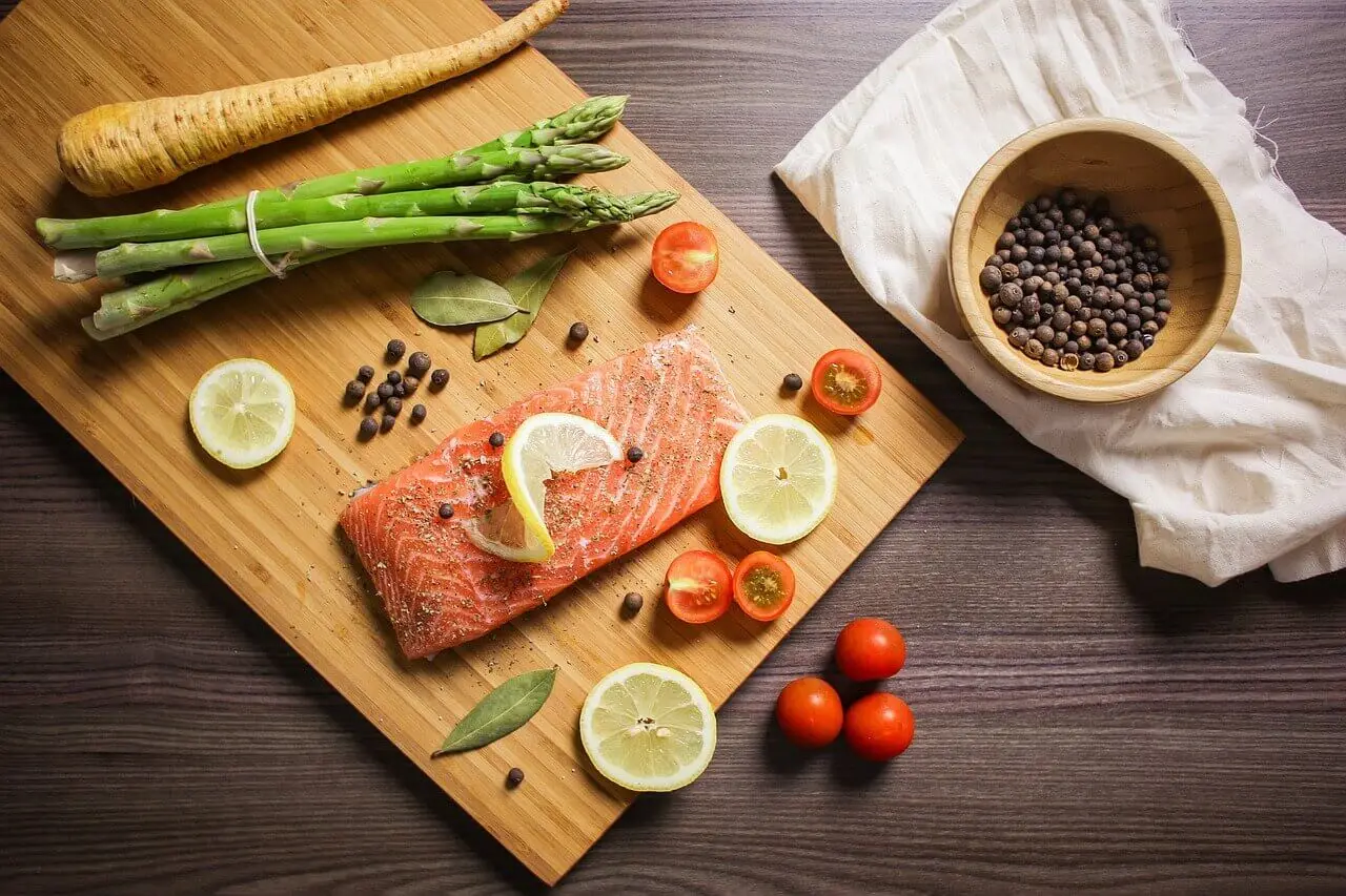 El salmón y los vegetales verdes para la ansiedad.