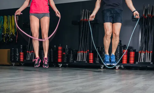Dos personas saltando a la cuerda para hacer ejercicio.