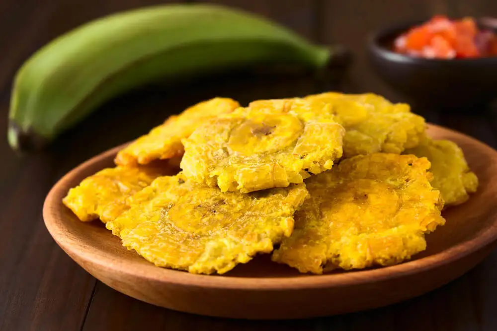 Con los plátanos verdes se pueden hacer tostones o patacones.
