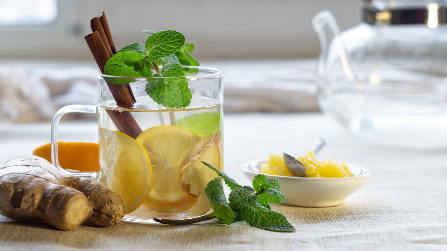 Vaso con bebida de canela y limón
