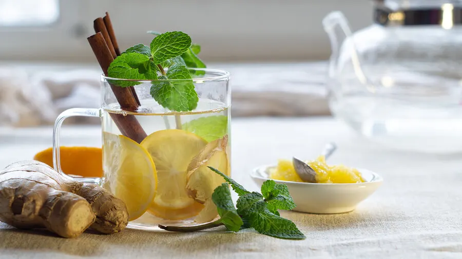 Vaso con bebida de canela y limón