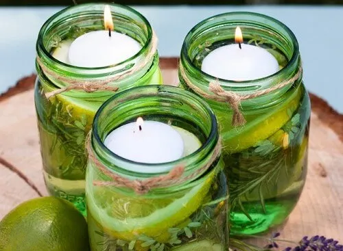 Velas aromáticas en frascos.